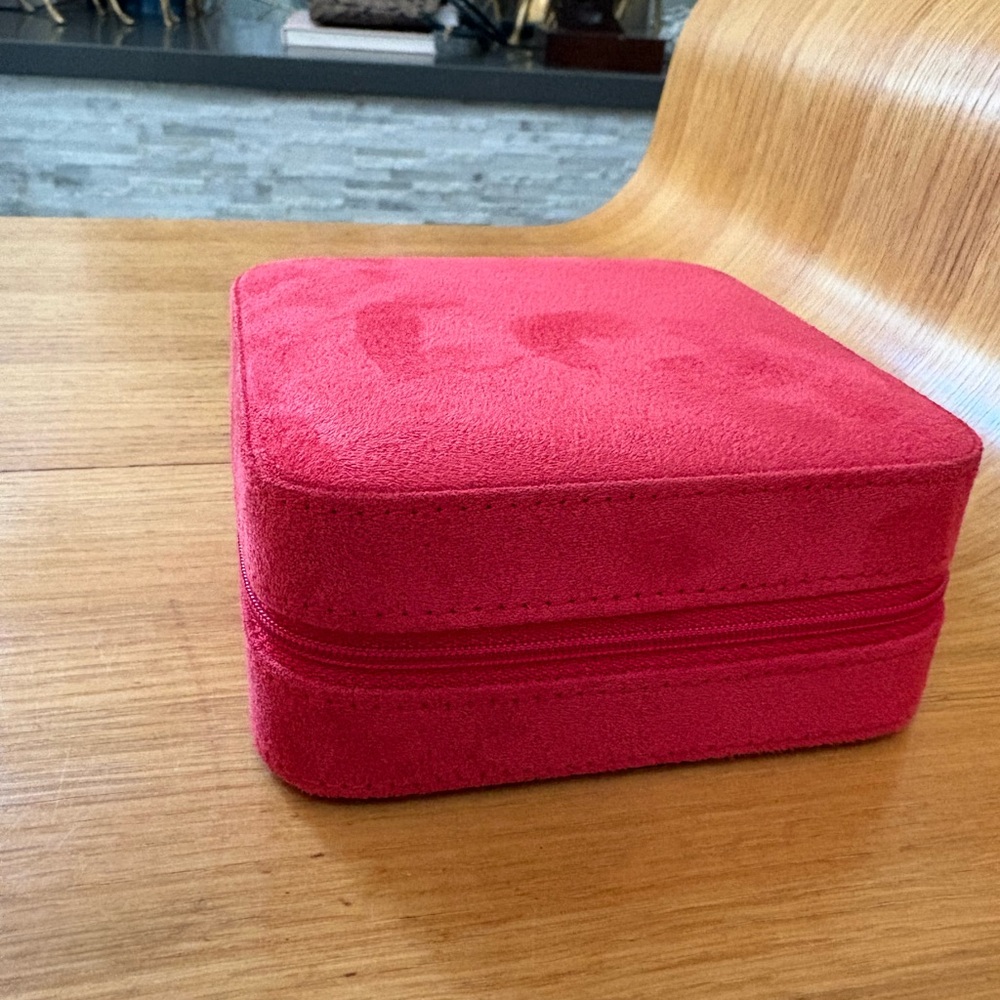 compact red travel jewelry case - Picture 3 of 7